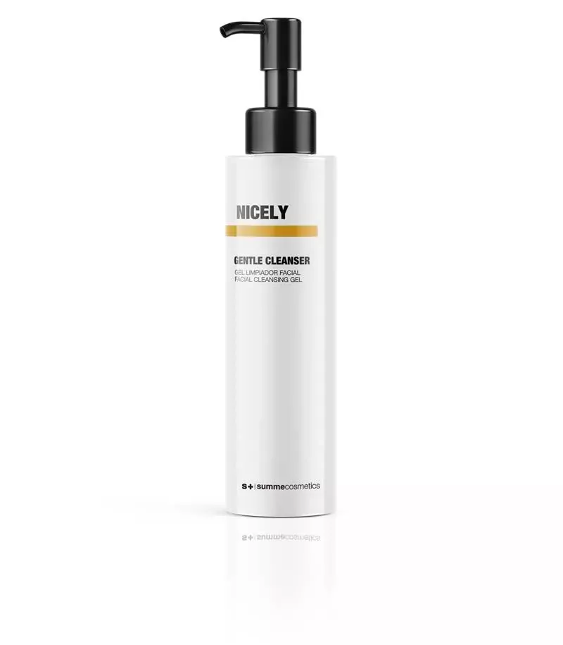 NICELY Summecosmetics - Leicht schäumendes Reinigungsgel mit feuchtigkeitsspendender Textur – ideal für empfindliche Haut.